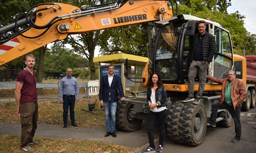 Der Bagger ist da, die Baustelle eingerichtet, jetzt können Manfred und Carsten Kreie (von rechts) von der Firma Kreie, Baumanagement GmbH loslegen – zur Freude von Anne Sagner, Geschäftsführerin der Stadtbus Goslar GmbH, Oberbürgermeister Dr. Oliver Junk, Mathias Brand, Fachdienstleiter Tiefbau, sowie Sachbearbeiter Thomas Janeck.