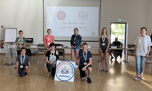 Acht der zehn jugendlichen Experten bei ihrer Berufung. Hintere Reihe v.l.n.r. Olon (13), Julia (14), Ariana (13), Amelie (13), Lara (13); Vordere Reihe v.l.n.r. Thomas (13), Anna (13), Cristiano (13)