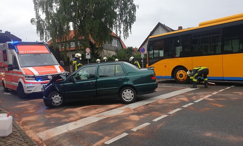 Die Feuerwehr an der Einsatzstelle am Hofekamp. 