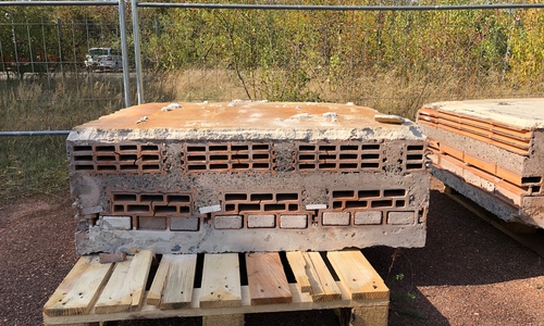 Die Arbeiten an der Sporthallenfassade wurden umgehend eingestellt, und eine Prüfanstalt mit der Entnahme von Materialproben beauftragt. Sobald Ergebnisse vorliegen, soll der weitere Baufortschritt geplant werden.
