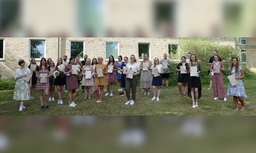 27 Schülerinnen und Schüler schlossen am Klinikum Wolfsburg ihre Pflegeausbildung erfolgreich ab.  