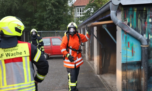 Die Feuerwehr musste sich gewaltsam Zugang zur brennenden Garage verschaffen. 