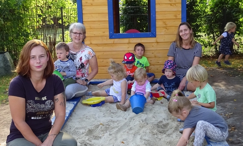 Die Kinder konnten sich über einen neuen Sandkasten mit Spielhäuschen freuen.