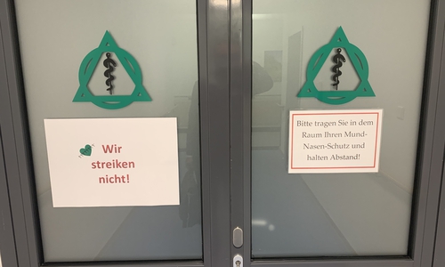 Streiklust und Streikfrust: Immer mehr Mitarbeiterinnen und Mitarbeiter hätten laut Asklepios kein Verständnis mehr für die Vorgehensweise der Gewerkschaft und sprechen sich mit solchen Schildern gegen einen Streik aus.