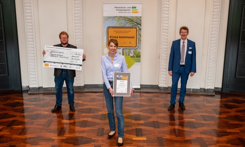Erste Verbandsrätin Manuela Hahn und Projektleiter Patrick Nestler (l.) freuen sich über die Auszeichnung durch Staatssekretär Frank Doods.
