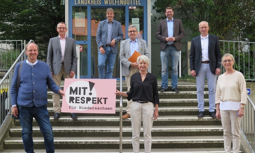 Der Landkreis Wolfenbüttel und seine Mitgliedsgemeinden unterstützen die Initiative „MitRespekt! Für Niedersachsen“:(v.l.n.r., vordere Reihe) Andreas Memmert, Bürgermeister Gemeinde Schladen-Werla, Landrätin Christiana Steinbrügge, Birgit Simons, Allgemeine Verwaltungsvertreterin Samtgemeinde Baddeckenstedt, (hintere Reihe) Dirk Neumann, Bürgermeister Samtgemeinde Elm-Asse, Detlef Kaatz, Bürgermeister Gemeinde Cremlingen, Thomas Pink, Bürgermeister Stadt Wolfenbüttel, Marco Kelb, Bürgermeister Samtgemeinde Sickte, Marc Lohmann, Bürgermeister Samtgemeinde Oderwald.