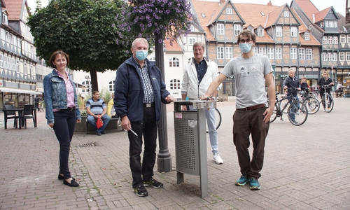 Im Hintergrund: Manja Puschnerus und Martin Roßa von der Mast Jägermeister Stiftung. Im Vordergrund: Rainer Demuth und Tim Hain von der Initiative Pfand gehört daneben in Wolfenbüttel. 