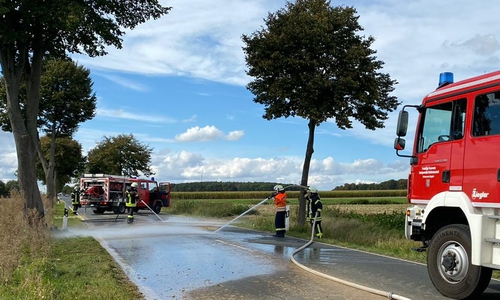 Mit der Feuerwehrausrüstung lassen sich auch Straßen reinigen. 
