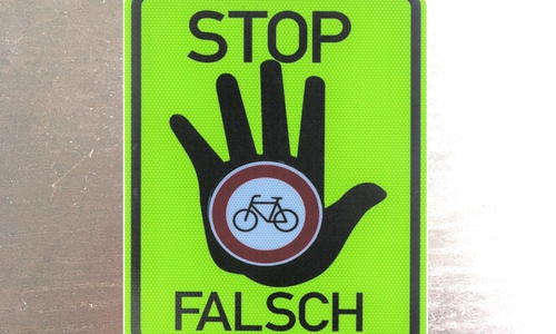 So sieht das neue Hinweisschild an der Rheingoldstraße aus.