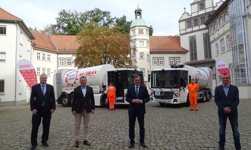 Neue Ideen vor historischer Kulisse: Kreisrat Rolf Amelsberg, Ralph Müller-Beck, Leiter Remondis Nord, Landrat Dr. Andreas Ebel und Kay Schwarzer, Leiter Remondis Gifhorn (v. li.), präsentierten die neuen Wasserstofffahrzeuge, die im Landkreis für die Abfallwirtschaft zum Einsatz kommen sollen.