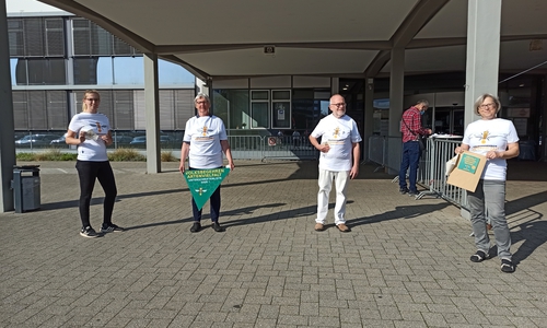 Josefine Beims, Renate Knoll, Lutz Wedel und Petra Wassmann überreichen mit Abstand rund 200 weitere Unterschriften für das Volksbegehren Artenvielfalt“