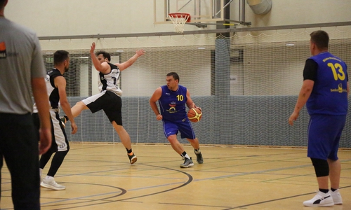 Lars Roleder startet einen Angriff gegen sein ehemaliges Team, die Schapen Sharks im gestrigen Freundschaftsspiel.