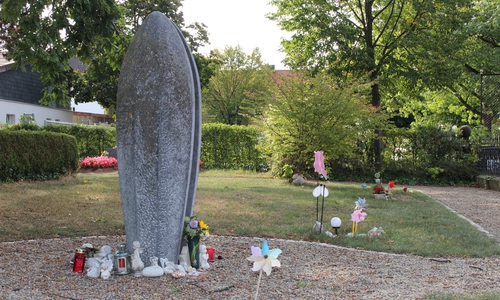 Eine große Steinsteele bildet den Mittelpunkt des "Sternenkinder-Bereichs" auf dem Hauptfriedhof in Wolfenbüttel.