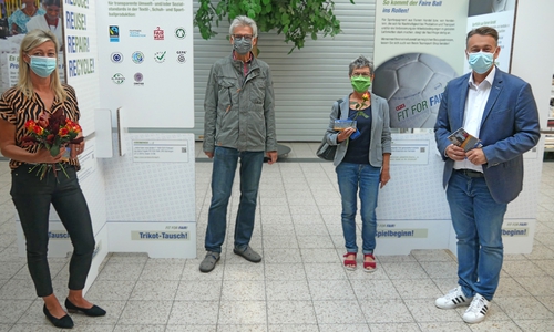 Bei der Ausstellungseröffnung (v.l.n.r.): Karina Karger (Assestentin Centermanagement Forum wolfenbüttel), Matthias Knoche-Herwig und Christiane Döring (Steuerungsgruppe Fairtrade-Stadt Wolfenbüttel), Ivica Lukanic (Stadtbaurat). 