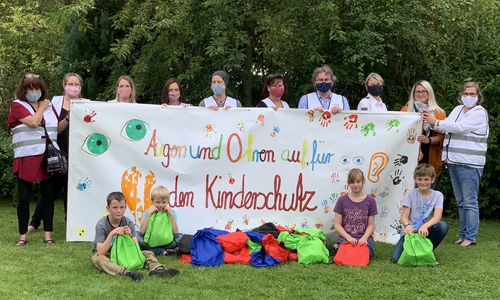 Vier Kinder bekamen stellvertretend die Beutel mit Geschenken und Informationen des Netzwerkes Familie überreicht. 400 weitere Kinder sollen folgen. 