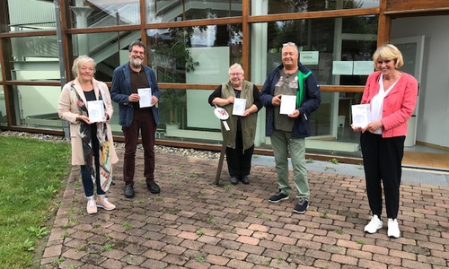 Museumsdirektorin Charlotte Papendorf, Herausgeber Alexander Schwarz und die Mitglieder des Eilenspiegelfreundeskreis-Vorstandes Brigitte Fust, Peter Haller und Helena Ahrens bei der Vorstellung des Buches vor dem Eulenspiegelmuseum.