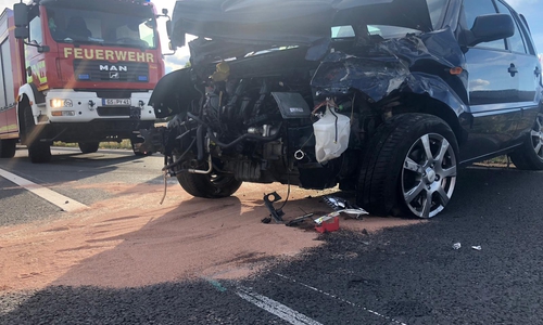 Die Feuerwehr kümmerte sich um den Unfallwagen.