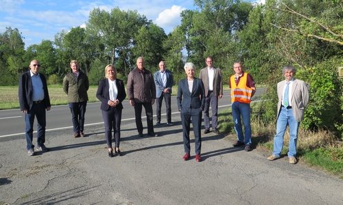 Ehrenamtlicher Amphibienschützer Helmut Leunig, Mauritz von Grundherr (Rittergut Lucklum), Landtagsabgeordnete Dunja Kreiser, Landtagsabgeordneter Frank Oesterhelweg, Bau- und Umweltdezernent Claus-Jürgen Schillmann, Landrätin Christiana Steinbrügge, Leiter der Landestraßenbaubehörde Michael Peuke, Landkreismitarbeiter Ulrich Rexhausen und Amphibienschützer Dr. Diethelm Krause-Hotopp (v. li.). 