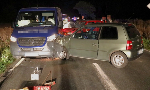 Im Hintergrund der unfallverursachende Nissan Micra, der dem VW Lupo im Vordergrund die Vorfahrt nahm. Dieser versuchte auszuweichen und rammte dabei den blauen Transporter. 