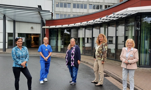 Vor der Cafeteria des Klinikum Peine von links nach rechts:  Betriebsratsvorsitzende Christine Leckelt, Auszubildende Laura Schmalz, ver.di Vorsitzende Nanni Rietz-Heering, Gleichstellungsbeauftragte des Landkreises Peine Silke Tödter, Leiterin der Pflegefachschule am Klinikum Peine Friederike Jürgens-Hermsdorf.