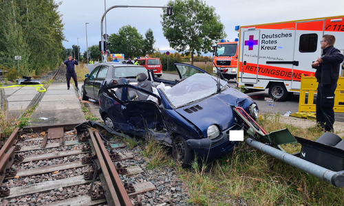 Am Lehmkuhlenweg ereignete sich ein Unfall mit vier verletzten Personen, eine davon schwer. Die Bahnschienen sind privat und werden am Wochenende nicht genutzt.
