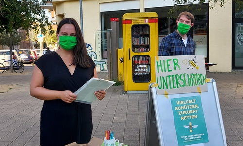 Stand von BÜNDNIS 90/DIE GRÜNEN Braunschweig zum Volksbegehren Artenvielfalt, links: Margaux Erdmann (Vorstandsbeisitzerin, BÜNDNIS 90/DIE GRÜNEN Braunschweig), rechts: Jan-Peter Jannack (BÜNDNIS 90/DIE GRÜNEN Braunschweig).