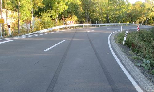 Wie die Blockierspur zeigt, fuhr der Fahrer geradewegs in die Leitplanke.