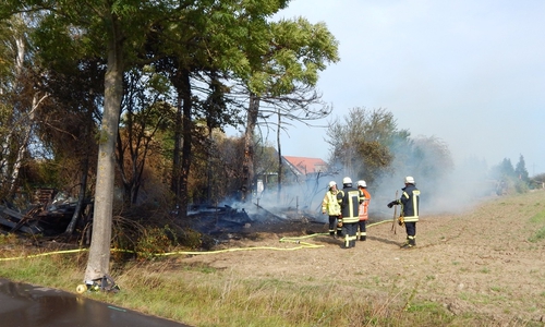 Bei den Nachlöscharbeiten zogen die Einsatzkräfte mit Dunghaken und Dunggabeln die Glutnester auseinander und löschten diese ab.