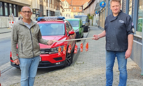 Stadtbrandmeister Christian Hellmeier (li.) und Fleischermeister Hennings Kluß.