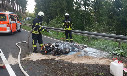 Die Feuerwehr löschte das Motorrad