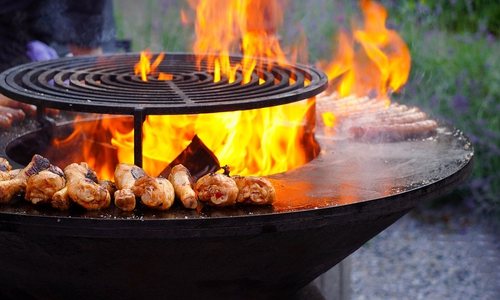 Hier könnte es schnell gefährlich werden. Bewohner sollten das Grillen an der Merkelschen Grube besser sein lassen. Symbolbild.