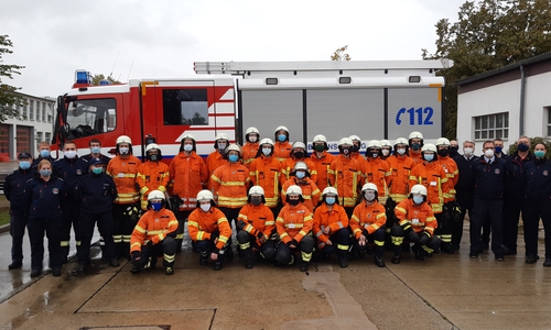 Gruppenbild der Teilnehmer mit Ausbildern.