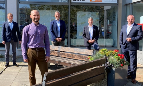 Von links: Sven Dickfeld (Paritätischer), Pavel Simchanka (Quartiersmanager), Dshay Herweg (Wiederaufbau), Dr. Oliver Junk (Oberbürgermeister) und Jan-Hendrik Fischer (Wohngesellschaften Goslar/Harz) bei der Einführung des neuen Quartiersmanagers.