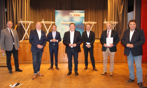 CDU-Landtagsvize Frank Oesterhelweg mit den Bundestags-Bewerbern Holger Bormann, Adrian Haack, Uwe Lagosky, Maik Schenkhut und Albrecht Stalmann und dem Landrats-Kandidaten Uwe Schäfer.