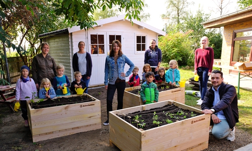 mit Unterstützung der Curt Mast Jägermeisterstiftung und in Zusammenarbeit mit dem Bildungsprojekt „Ackerhelden machen Schule“ haben Kinder der integrativen Kindertagesstätte Peter und Paul aus Neuerkerode  mehrere Hochbeete aufgebaut und angelegt. Dazu gab es viele weitere Information zu den gepflanzten Gemüse- und Kräutersorten, aber auch Lehrreiches zur Bedeutung biologischer Artenvielfalt und ökologischer Landwirtschaft.