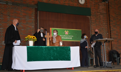 Der Gottesdienst fand auf dem Gelände der Härke-Brauerei statt.