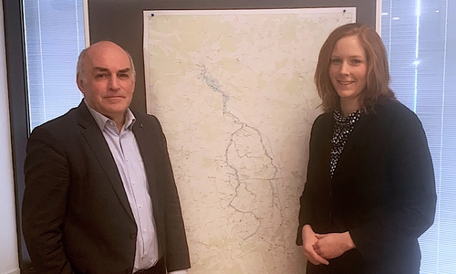 Der Steuerkreis begleitet die Arbeit der Partnerschaft eng, Sprecherin Maren Wegener und der stellvertretende Sprecher Helfried H. Pohndorf vor der Karte der betroffenen Flussgebiete. 