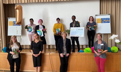 Freuten sich über den Preis, v. links nach rechts: die Altenpflege-Schülerinnen und Schüler, Nicole Niehoff, Isabel Rosinski, Natascha Vollbrecht, Mamadou Bah, Chantal Theuerkauf, sowie (vorne, v. links nach rechts) die Projekt-Betreuerinnen, Anne Marach, Beata Boronczyk, Dörte Gloy und Sabrina Ahlfaenger 