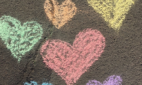 Mit bunten Kreidemalbildern können Kinder in der kommenden Woche auf sich aufmerksam machen.