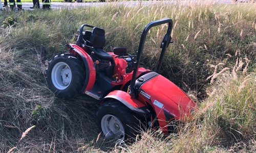 Der Kleintraktor landete in einem Graben.