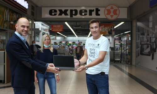 Marcel Ellscheid (Expert-Geschäftsführer) und Karina Karger vom FORUM Center-Management übergaben den Laptop an Gewinner Elias Schneider. 