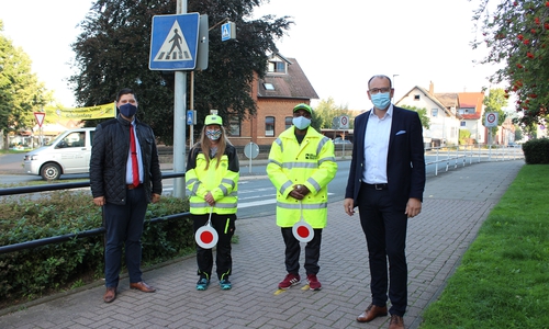 Bürgermeister Erik Homann (r.) und der Vorsitzende der Verkehrswacht Seesen, Patrick Kriener (l.), begrüßten den neuen Kollegen von Schülerlotsin Roxane Wolf, Oibie Nestor Aka. 
