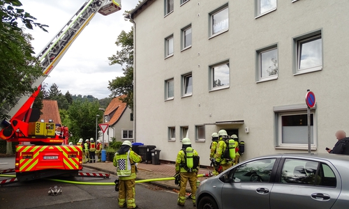 Die Feuerwehr rückte mit einer Drehleiter an.