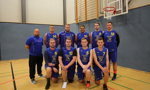 Stehend: Benjamin Müller, Mike Saibel, Nils Hagemann, Lars Roleder (Trainer und Spartenleiter), Jasper Bunte, Maximilian Krüger,  hockend: Patrick Lüer, Justin Lüer, Jannik Redmann und Moritz Sandte (jeweils von links).  