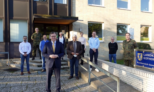Landrat Dr. Andreas Ebel bedankte sich bei den Abgeordneten des Medizinischen Dienstes der Krankenkassen und den Soldaten der Bundeswehr für die Unterstützung in der Corona-Pandemie. 