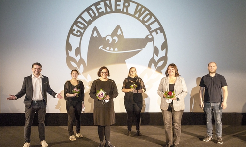(v.l.n.r.) Juri Tetzlaff (Schirmherr und Moderator der Veranstaltung), Anika Post (Sprachbildungsbegleitung, Bildungshaus), Dr. Maren Risch (Sprachbildungskoordination, Bildungshaus), Daniela Schmiedeke (Jurymitglied, Stadtbibliothek), Iris Schubert (Vorsitzende Bildungshausausschuss) und Leif Boltz (Betreiber Delphin-Kino).