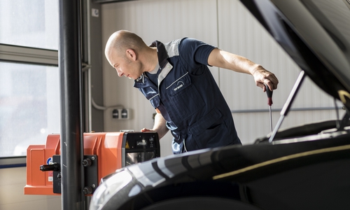 Mängel an den Scheinwerfern seien ein unterschätztes Problem. Beim TÜV kann man die Scheinwerfer kostenlos testen lassen.