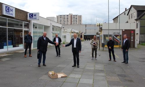 Matthias Jordan (THI), Thoms Hoppe (THI), Erster Stadtrat Hans-Jürgen Tarrey, Bürgermeister Klaus Saemann, Amtsleiter Hochbau Florian Hahn, Amtsleiter Immobilien Harald Stolte und Martin Depner vom Eigenbetrieb Stadtentwässerung Peine (SEP) (v. li.).