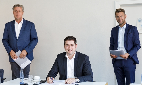 Unterschrieben heute die Kooperationsvereinbarung im Braunschweiger Rathaus (v. l.): Stadtrat Jan Erik Bohling, Stadtrat Dr. Thorsten Kornblum und Erster Stadtrat Dennis Weilmann.