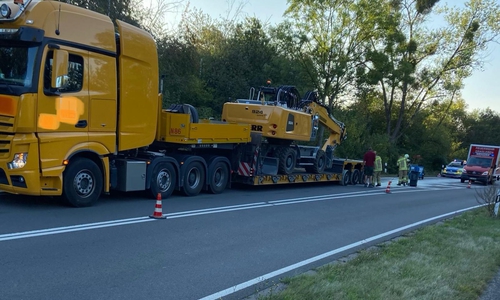 Der LKW hatte eine 400 Meter lange Ölspur hinterlassen.